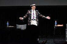 観客からのハッピーバースデーの歌を受け取る島本和彦。