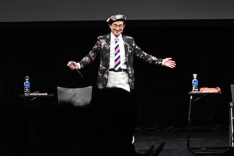 観客からのハッピーバースデーの歌を受け取る島本和彦。