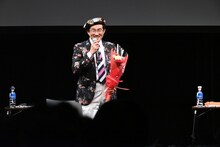 誕生日プレゼントとして花束を受け取った島本和彦。