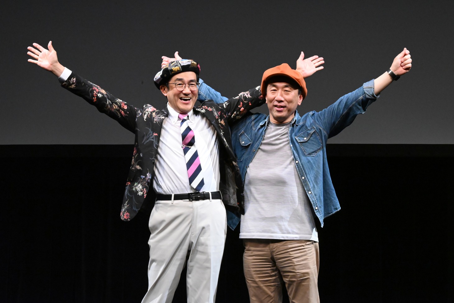 「See you again!!」と叫ぶ（左から）島本和彦と、野口征恒。