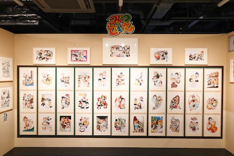 「桜井のりお 画業20周年記念展~ひすとりーすくーる~」より、「みつどもえ」のコーナー。