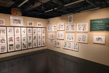 「桜井のりお 画業20周年記念展～ひすとりーすくーる～」より、「みつどもえ」のコーナー。