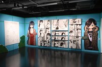 「桜井のりお 画業20周年記念展～ひすとりーすくーる～」より、「僕の心のヤバイやつ」コーナー。