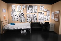 「桜井のりお 画業20周年記念展～ひすとりーすくーる～」より、保健室の様子。