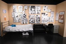 「桜井のりお 画業20周年記念展～ひすとりーすくーる～」より、保健室の様子。