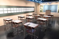 「桜井のりお 画業20周年記念展～ひすとりーすくーる～」より、教室の様子。