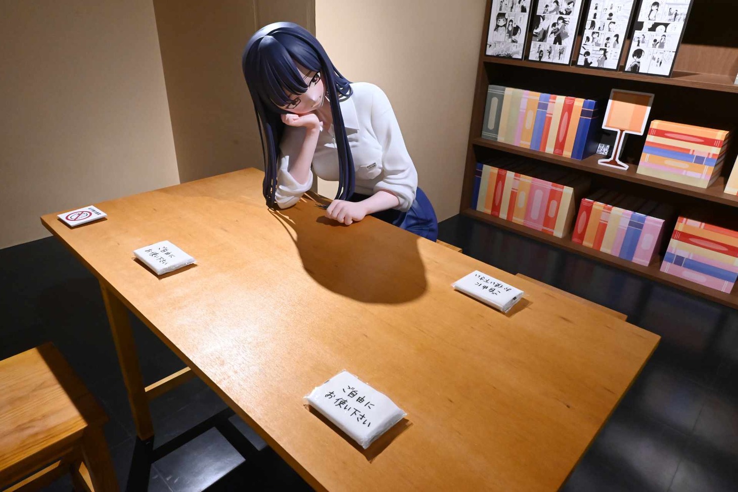 「桜井のりお 画業20周年記念展～ひすとりーすくーる～」より、図書室の様子。