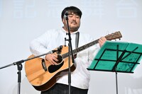 主題歌を弾き語りするスカート・澤部渡。