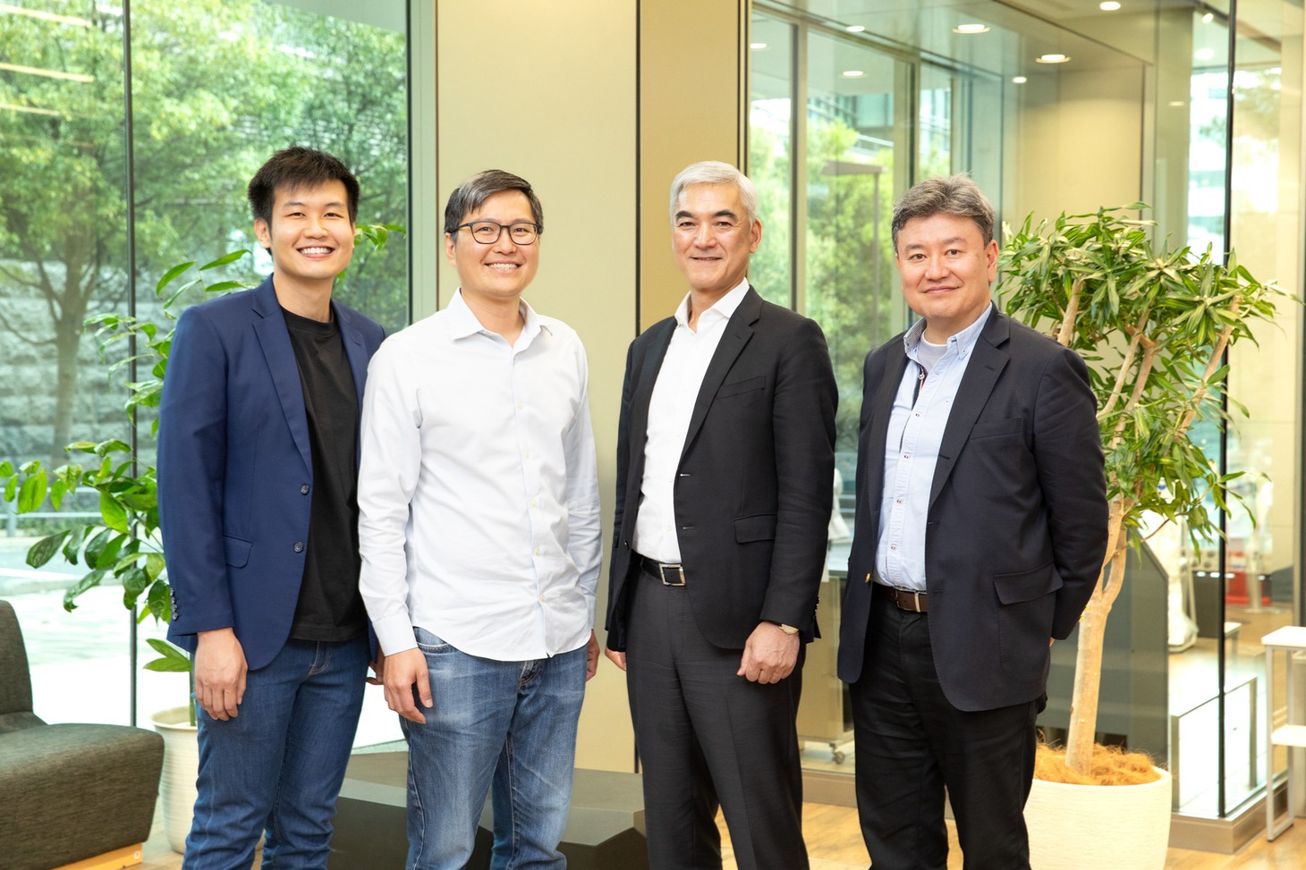 左からGarena Online Private Limitedのハロルド・テオ氏、ジェイソン・ン氏、KADOKAWAの泉水敬氏、加藤真也氏。