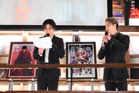 さいのすけからのコメントを読み上げる川村壱馬。