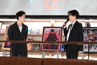 川村壱馬をモチーフにしたLUPUSのイラスト（中央）。