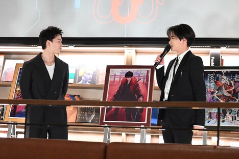 川村壱馬をモチーフにしたLUPUSのイラスト(中央)。