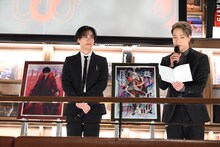 しらびからのコメントを読み上げる陣。