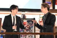 オリジナルドリンクを試飲する川村壱馬と陣。