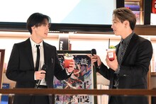 オリジナルドリンクを試飲する川村壱馬と陣。
