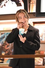 オリジナルドリンクを試飲する砂田将宏。
