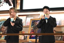 オリジナルドリンクを試飲する砂田将宏と日高竜太。
