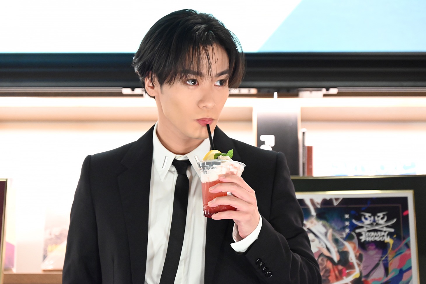 オリジナルドリンクを試飲する川村壱馬。