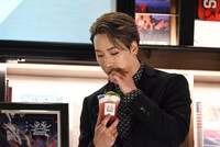 オリジナルドリンクを試飲する陣。