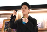 オリジナルドリンクに「グー」と太鼓判を押す日高竜太。