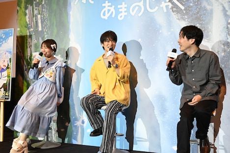 左から富田美憂、小野賢章、柴山智隆監督。