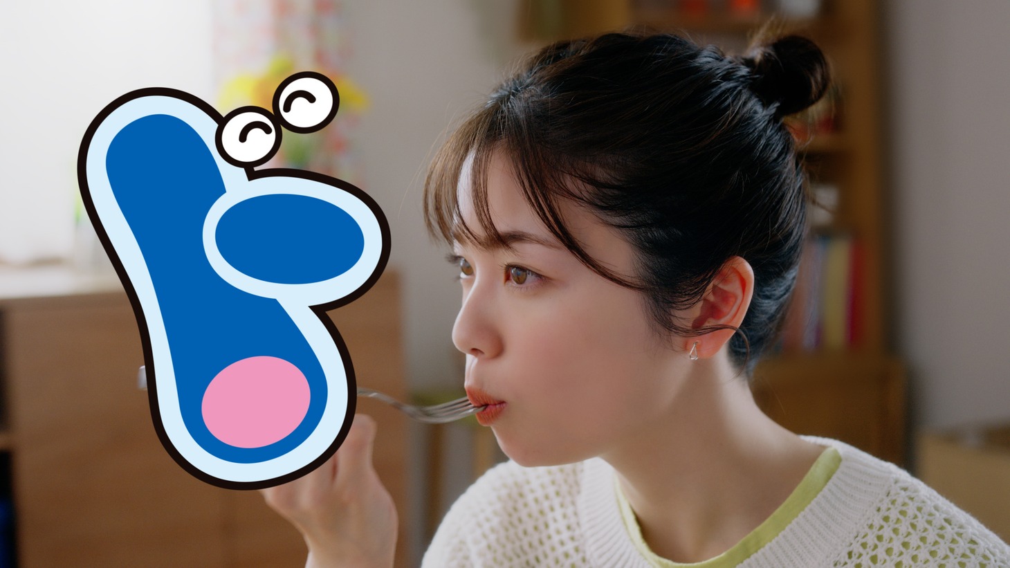 「日清やみつきオイル」CMシリーズの第1弾「『ド満足』篇」より。