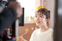 「日清やみつきオイル」CMシリーズの第1弾「『ド満足』篇」のメイキングより。