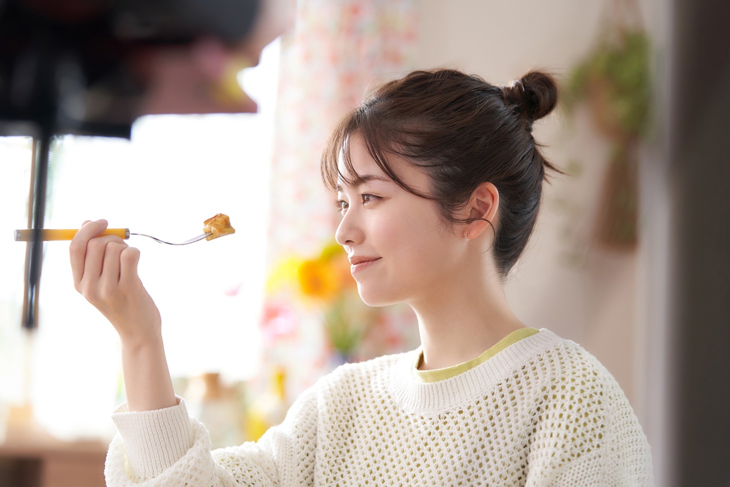 「日清やみつきオイル」CMシリーズの第1弾「『ド満足』篇」のメイキングより。