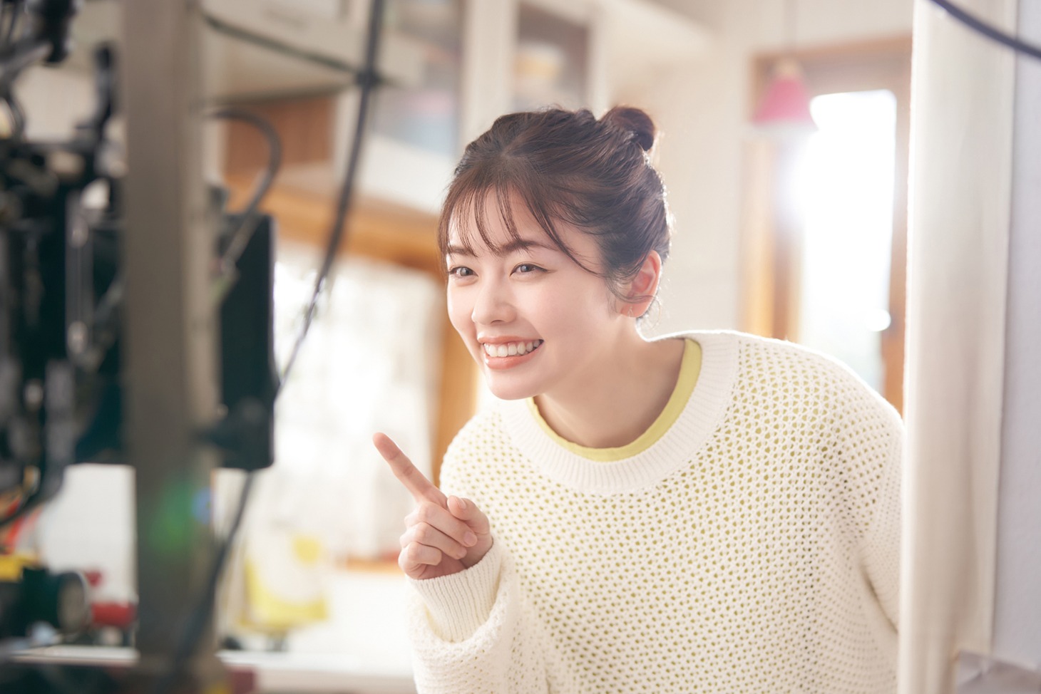 「日清やみつきオイル」CMシリーズの第1弾「『ド満足』篇」のメイキングより。
