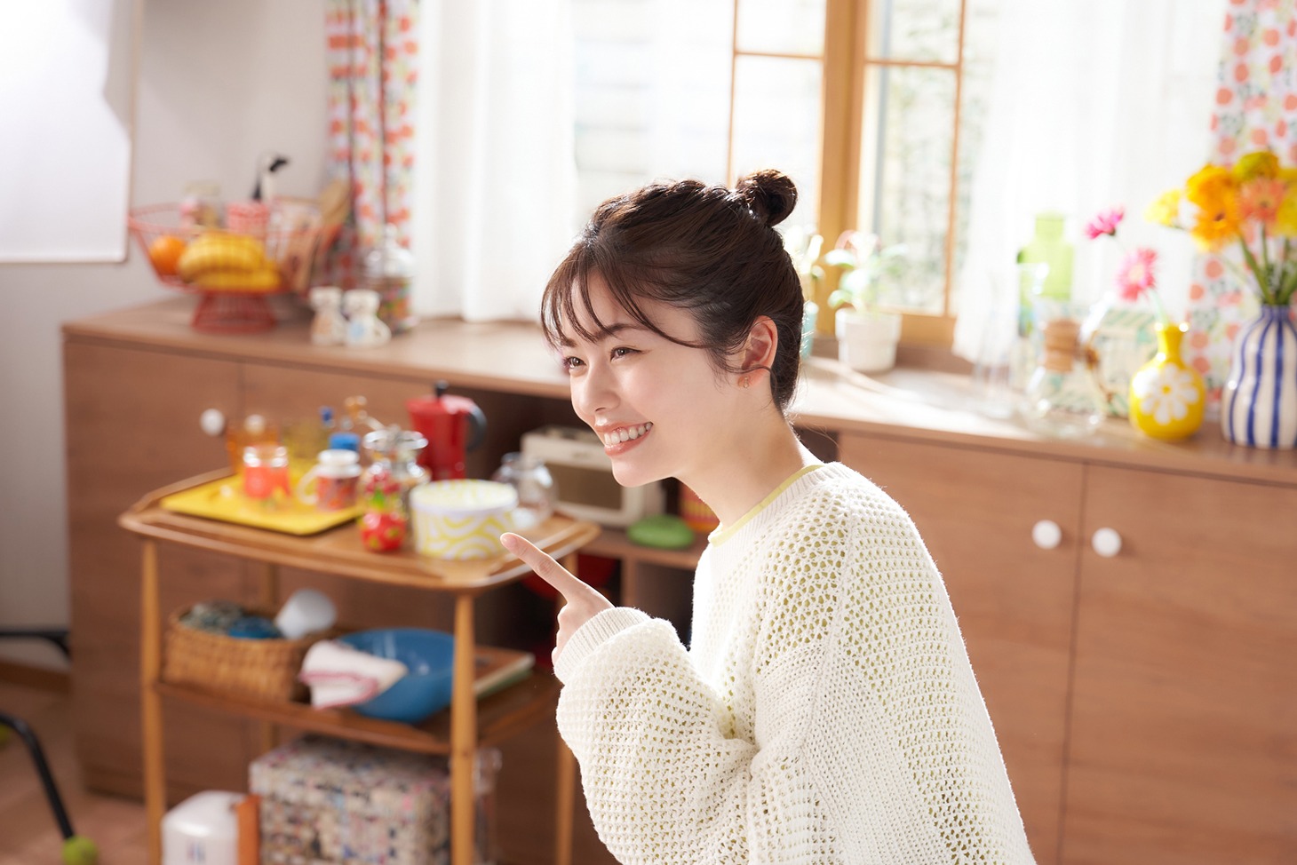 「日清やみつきオイル」CMシリーズの第1弾「『ド満足』篇」のメイキングより。