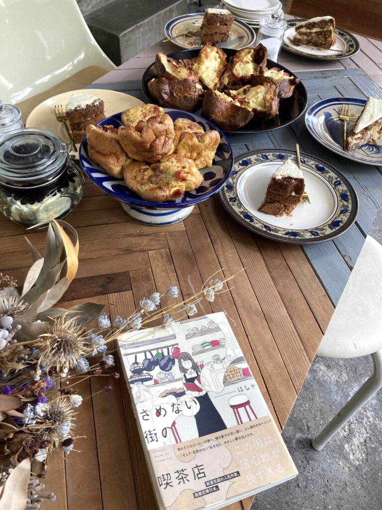 カフェ・studioBAIKafeでは「さめない街の喫茶店」コラボメニューを用意。