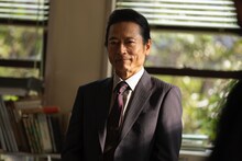 ドラマ「七夕の国」より、三上博史演じる丸神正美。