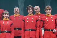 舞台「サイボーグ009」の囲み取材より、左から音波みのり扮する003／フランソワーズ・アルヌール、酒井敏也扮する006／張々湖、七海ひろき扮する009／島村ジョー、川原一馬扮する007／グレート・ブリテン、高橋駿一扮する002／ジェット・リンク。