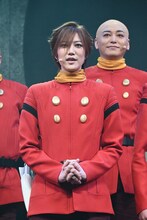 舞台「サイボーグ009」の囲み取材より、七海ひろき扮する009／島村ジョー、川原一馬扮する007／グレート・ブリテン。