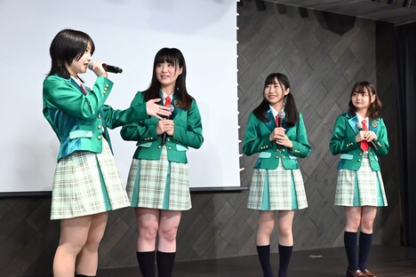 左から浅見春那、内山つかさ、奥村真由、井上杏奈。