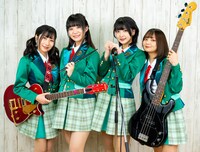 左から奥村真由、内山つかさ、浅見春那、井上杏奈。