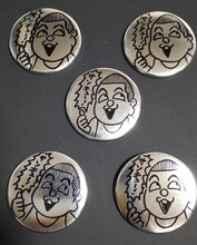 今野書店で「『たま』という船に乗っていた らんちう編」を購入したレシートをニヒル牛に持参すると先着でもらえる缶バッジ。