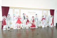 「創刊50周年記念 花とゆめ展」の会場エントランスに並べられた等身大パネル。