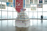 「創刊50周年記念 花とゆめ展」の会場エントランス。