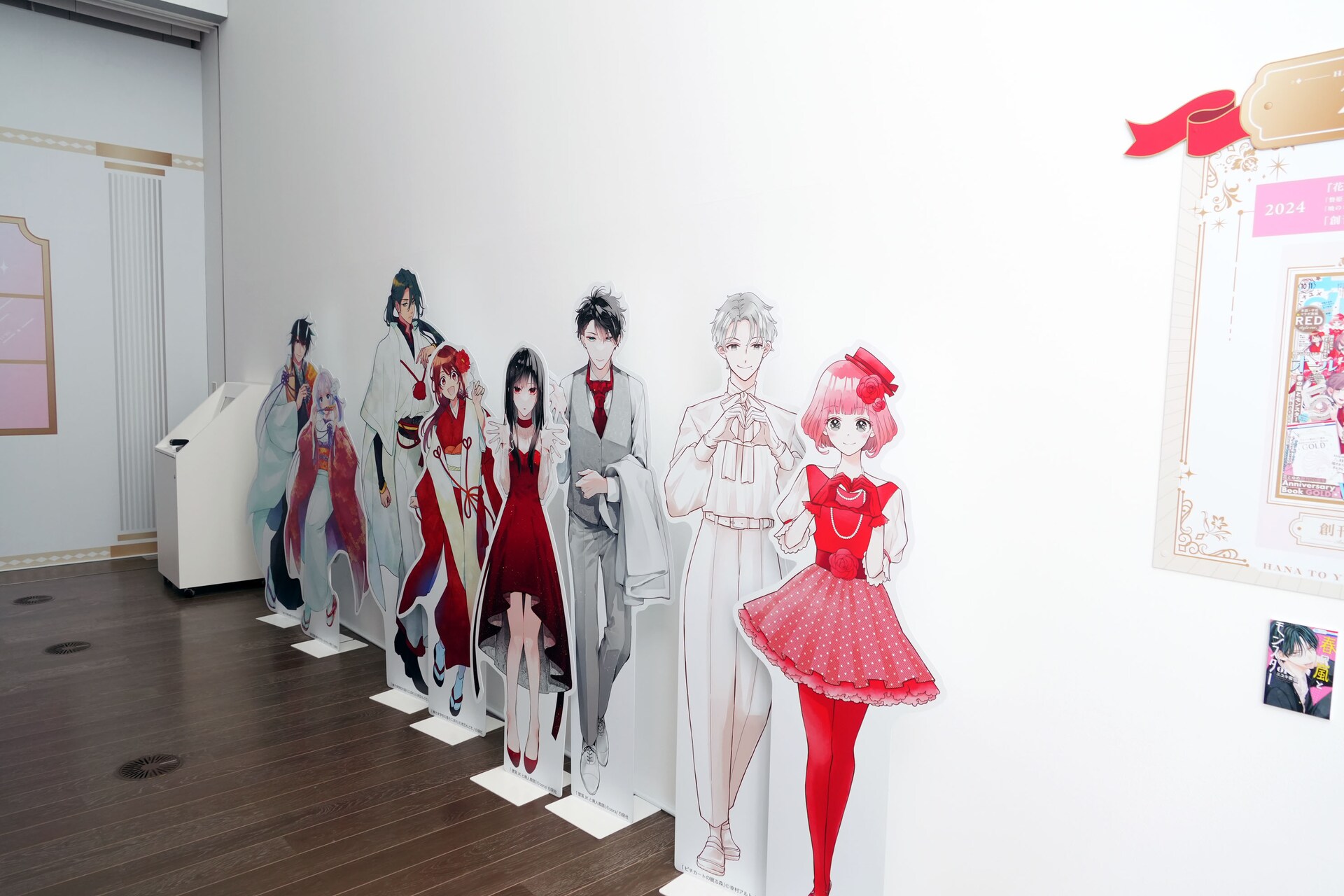 多聞くん今どっち！？ アートパネル 花とゆめ展 創刊50周年記念 花とゆめ展」の会場に並べられた等身大パネル。 [画像