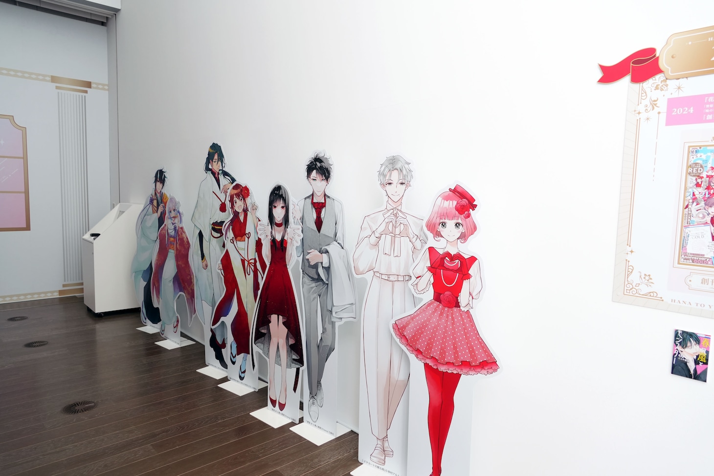 「創刊50周年記念 花とゆめ展」の会場に並べられた等身大パネル。