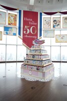 「創刊50周年記念 花とゆめ展」会場エントランスの“アニバーサリーケーキタワー”。