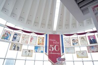 「創刊50周年記念 花とゆめ展」の会場エントランスを彩るバナー。