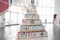 「創刊50周年記念 花とゆめ展」会場エントランスの“アニバーサリーケーキタワー”。