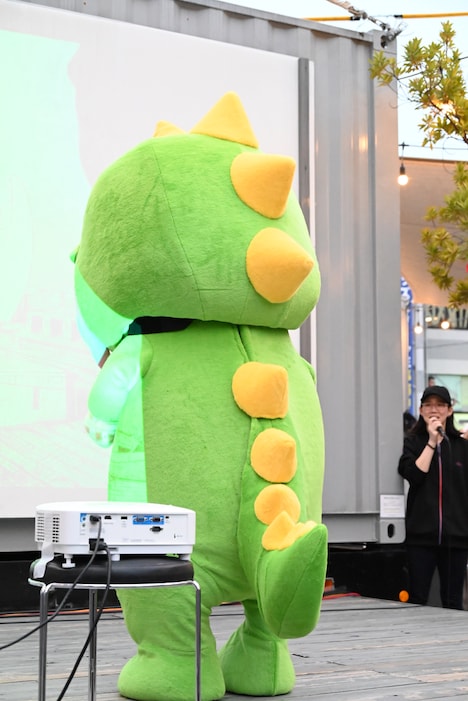 すねて後ろを向いてしまう承認欲求モンスターの着ぐるみ。