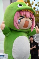 大きく体を動かしファンに愛嬌を振りまいた。