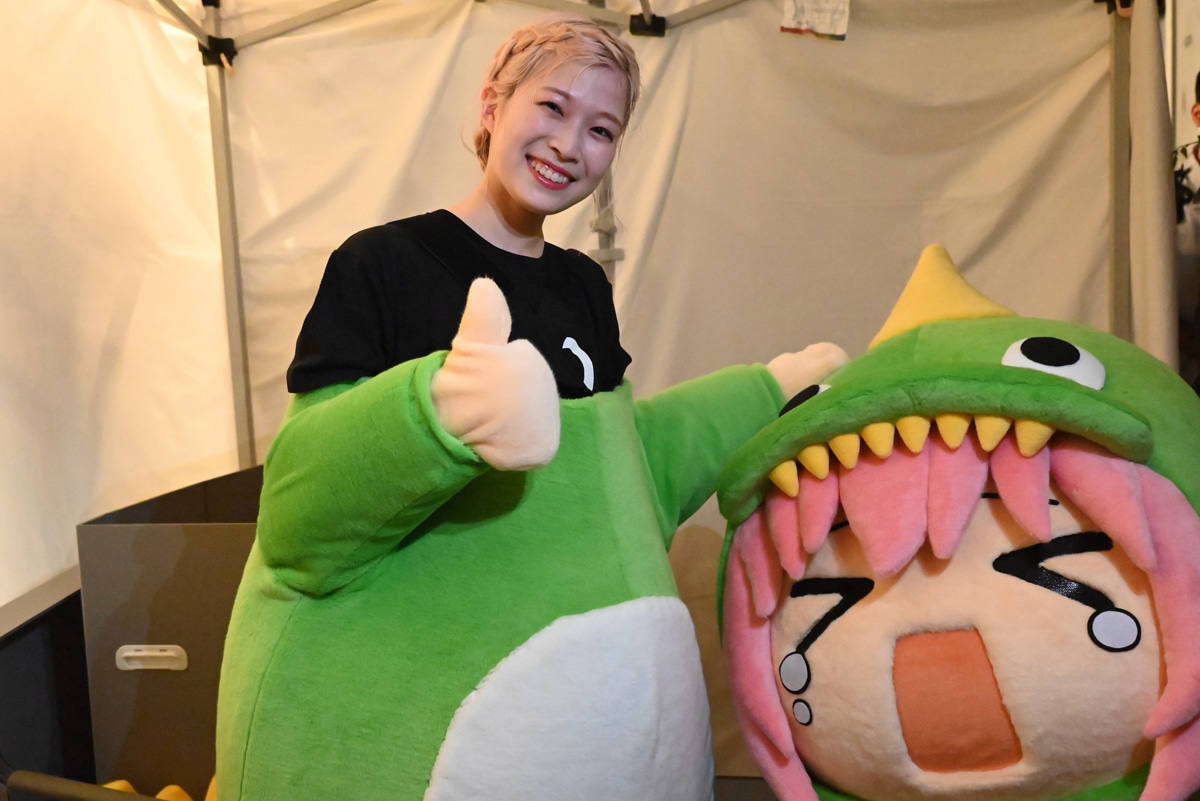 後藤ひとり役の青山吉能。この日は、承認欲求モンスターの着ぐるみの中に入りファンサービスを行った。