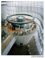 国立新美術館内。