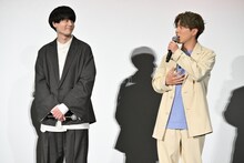 左から内山昂輝、入野自由。