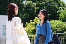 「週刊 元恋人を作る」より、（左から）高橋ひかる、富田鈴花。